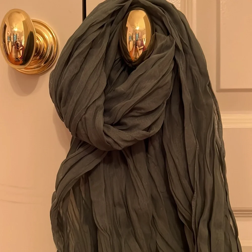 GAP olive green crinkle scarf - Picture 3 of 7